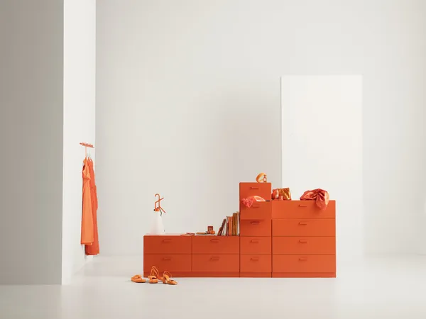 Relief Byrå Bred Med Sockel Orange