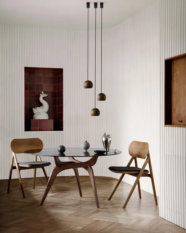 Triiio Spisebord Ø135 cm Olieret Valnød / Klart Glas