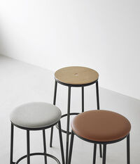 Circa Barstool 65 cm Black Steel Baarijakkara Vaahtomuovi Nahanruskea