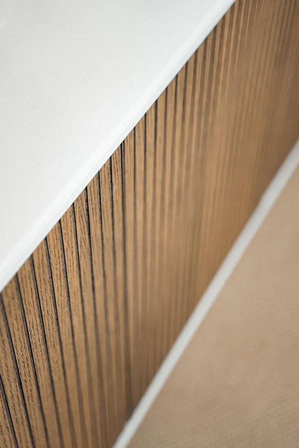 Line Burned Walnut Skjenk med 3 Dører Hvit