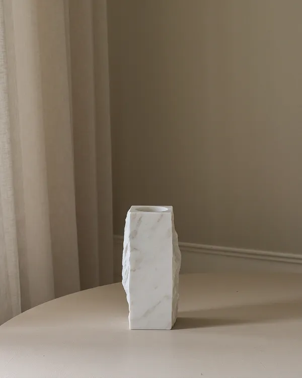 Edge Vaasi Small White Carrara
