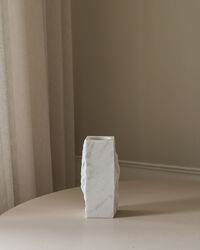 Edge Vaasi Small White Carrara