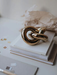 Knot Table Dekoration Liten Light Gold