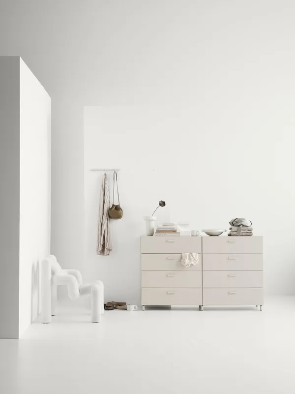 Relief Kommode Bred med Ben Beige