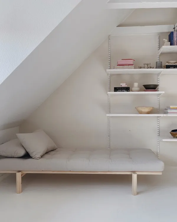 Pace Divan Med Madras Klarlakeret / Linen