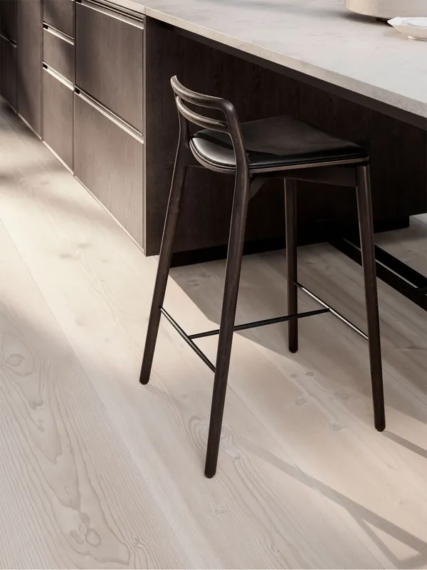 484 Cabin Counter Chair Dark Oak / Black Leather