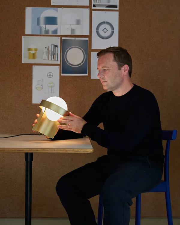 Loop Bordslampa med Sphere IV Guld