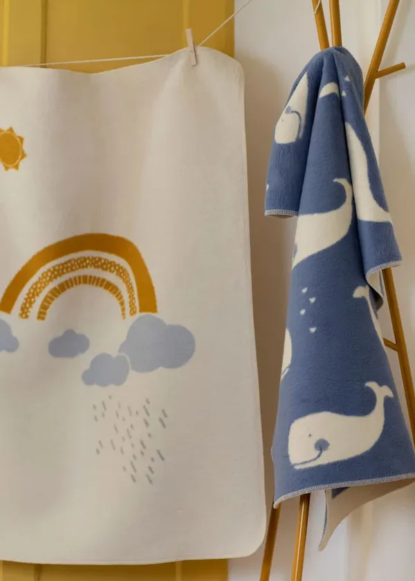 Maja Babytæppe 75x100 cm Whales allover Blåt / Beige