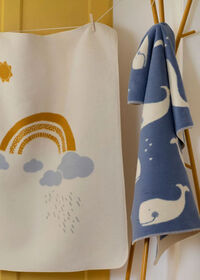 Maja Babytæppe 75x100 cm Whales allover Blåt / Beige
