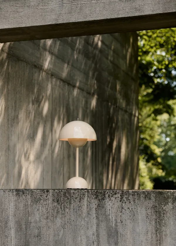 Flowerpot VP9 Bordslampa Portabel Ivory