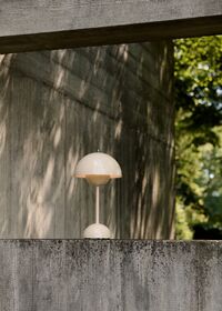 Flowerpot VP9 Bordslampa Portabel Ivory