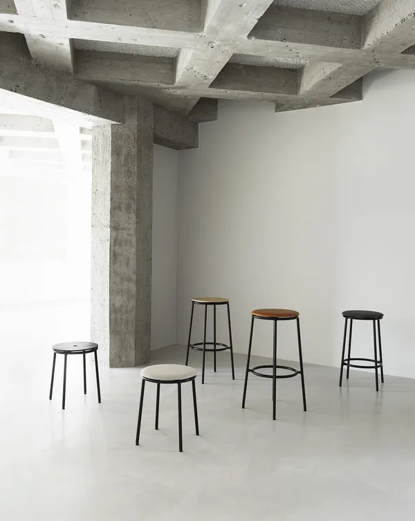 Circa Barstool 65 cm Black Steel Barstol Skum Mørkegrå