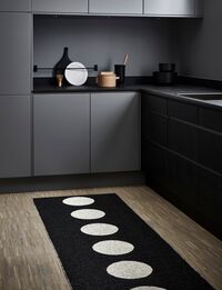 Vera Tæppe Sort / Vanilje 70x225 cm