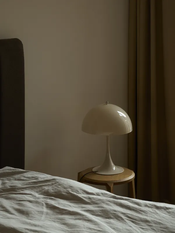 Panthella 320 Bordlampe Opal Beige