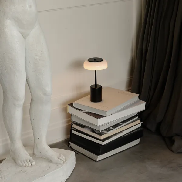 Blossi Mini Bordlampe Bærbar Sort / Opal