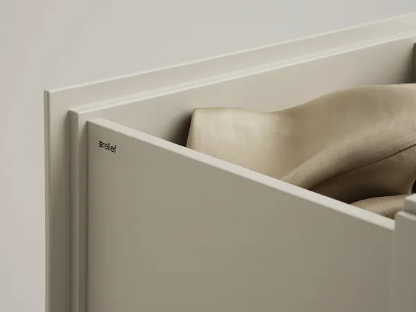 Relief Kommode Lav med Ben Beige