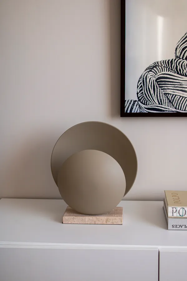 Orbit Bordlampe Beige / Travertin