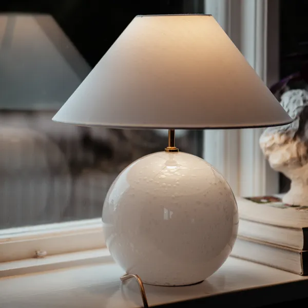 Iris 35 Bordlampe Hvid