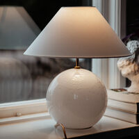 Iris 35 Bordlampe Hvid