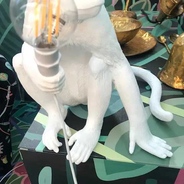 Monkey Lamp siddende Hvid