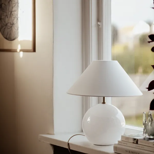 Iris 35 Bordlampe Hvid