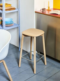 Soft Edge 32 Low Bar Stool Water-based Lacquered Oak