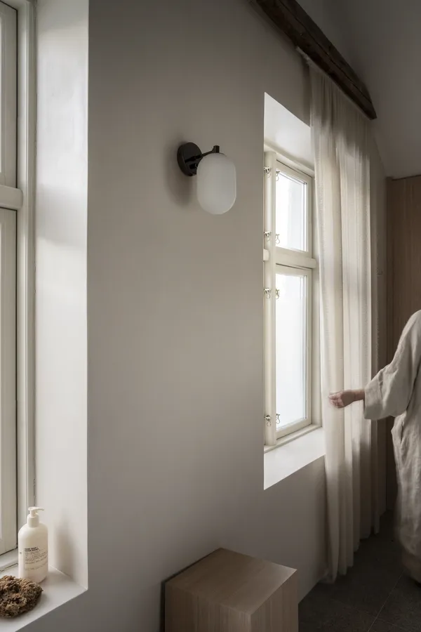 Noor Væglampe Opal / Sort
