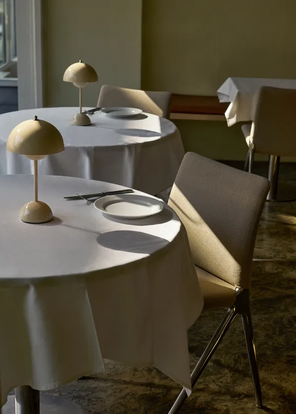 Flowerpot VP9 Bordslampa Portabel Ivory