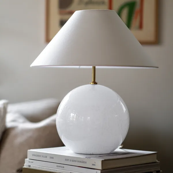 Iris 35 Bordlampe Hvid