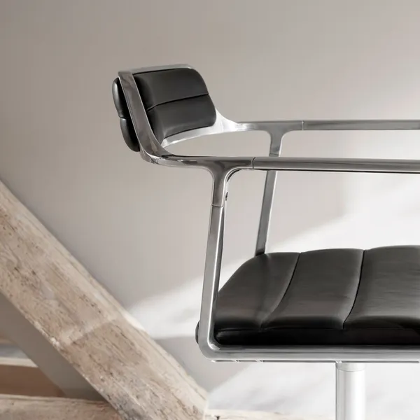 452 Svingstol med Hjul Polert Aluminium / Sort Skinn