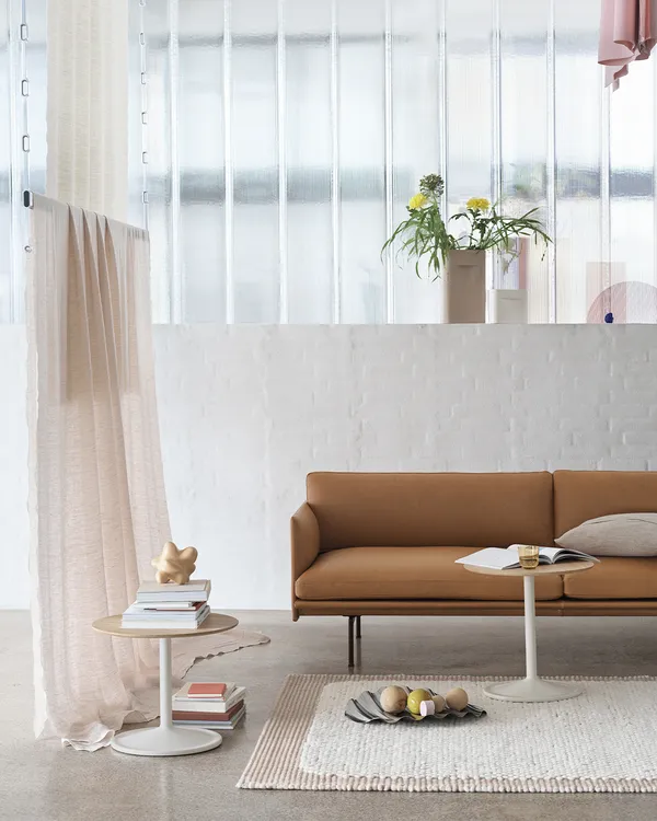 Outline Sofa 3-Pers Sort Aluminium / Refine Leather Cognac