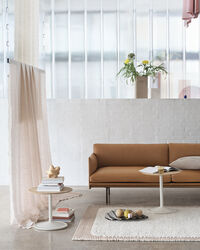 Outline Sofa 3-Pers Sort Aluminium / Refine Leather Cognac