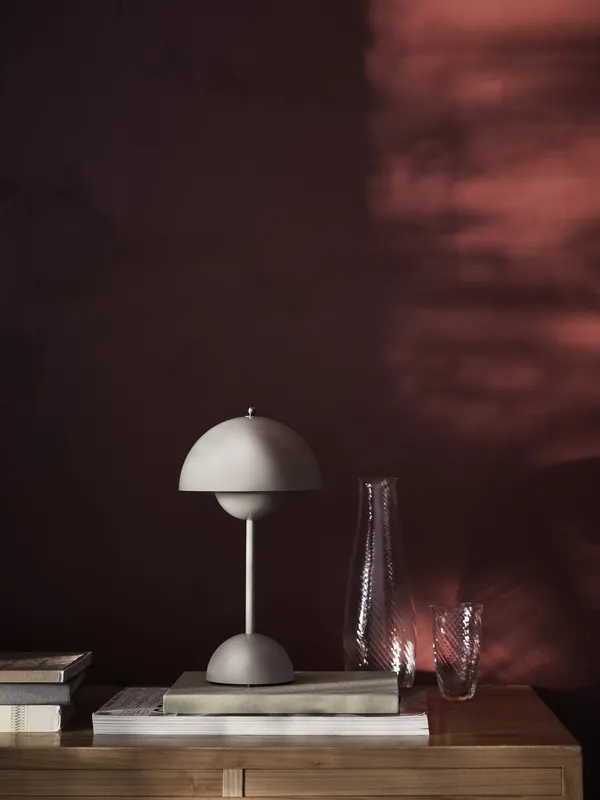 Flowerpot VP9 Pöytävalaisin Kannettava Matt Light Grey