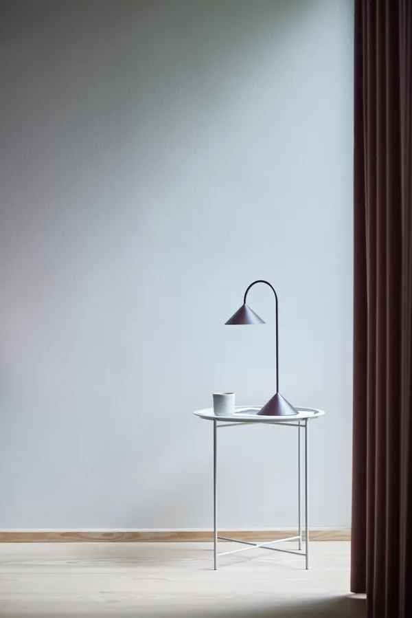 Grasp Bordslampa Portabel 47 cm Matt Beetroot