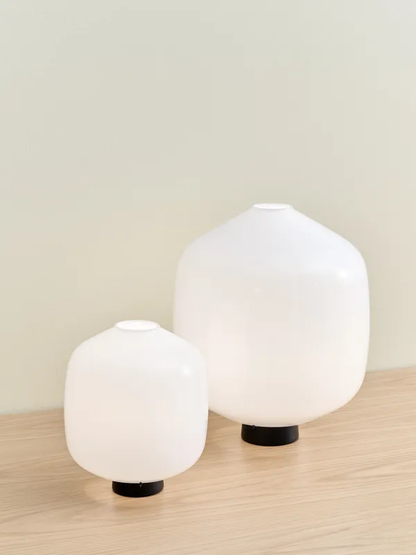 Buoy Glass Bordlampe Hvit / Soft Black 20 cm