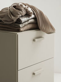 Relief Kommode Høy med Ben Beige
