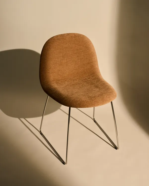 GUBI 3D Spisebordsstol Rustfrit Stål / American Walnut / Belsuede Special Dedar 132