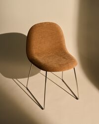 GUBI 3D Spisebordsstol Rustfrit Stål / American Walnut / Belsuede Special Dedar 132