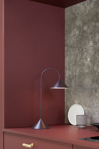 Grasp Bordslampa Portabel 47 cm Matt Beetroot