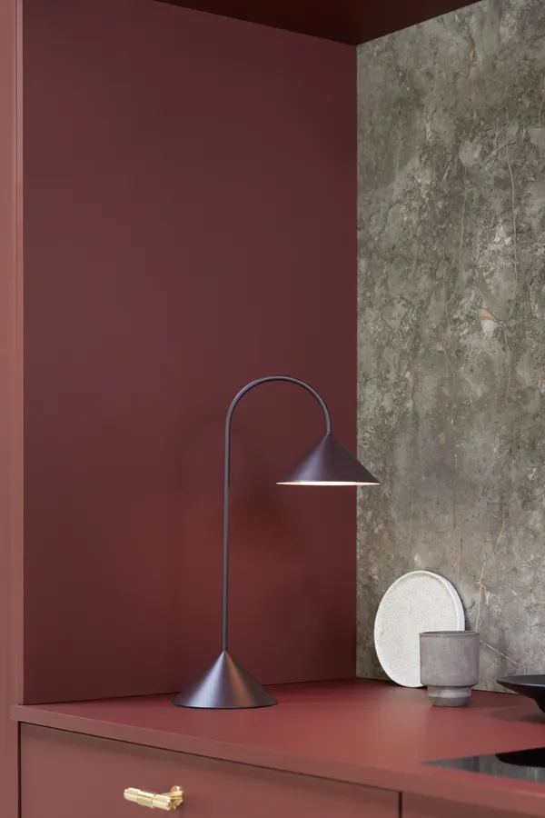 Grasp Bordslampa Portabel 47 cm Matt Beetroot