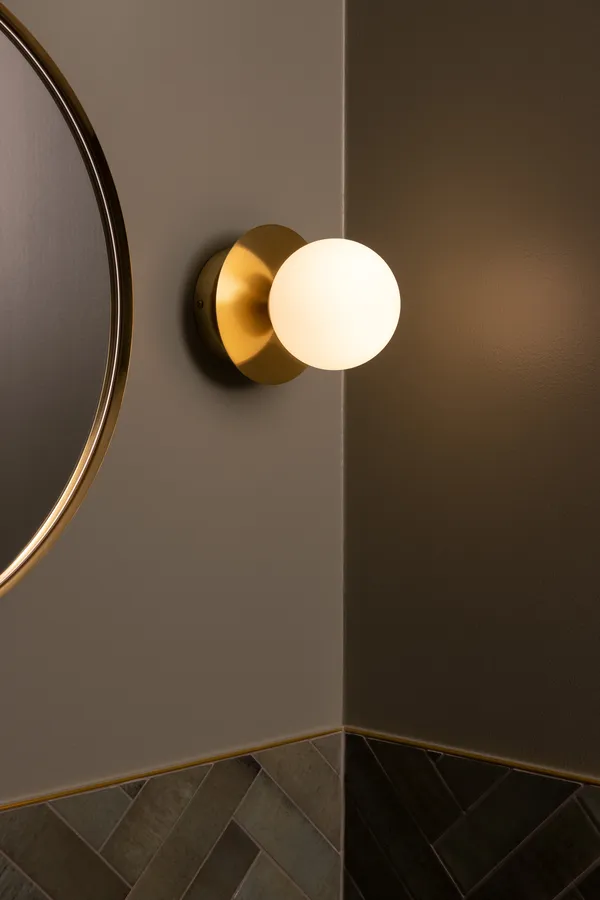 Art Deco Vegg-/Taklampe Børstet Messing / Hvit