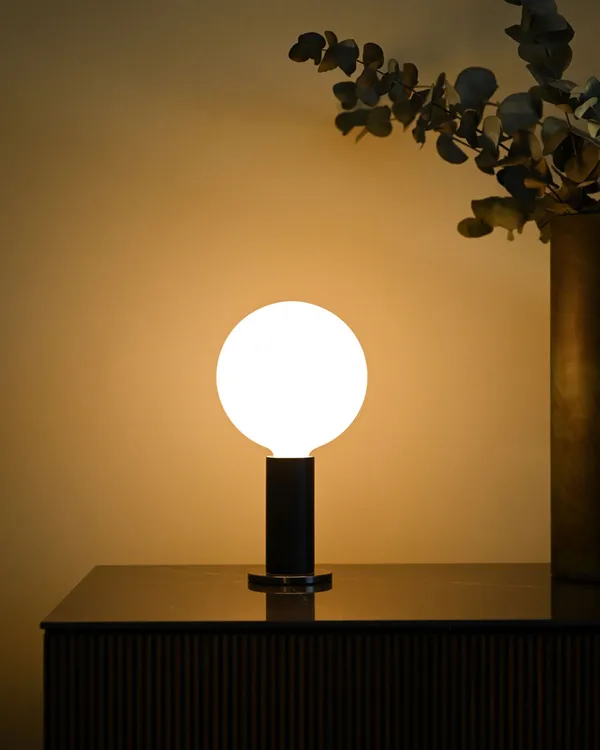 Tala Knuckle Bordlampe Black Oak