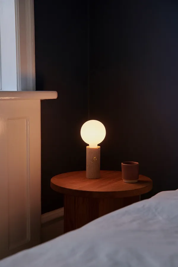Core Pendel / Bordlampe Creme Travertin