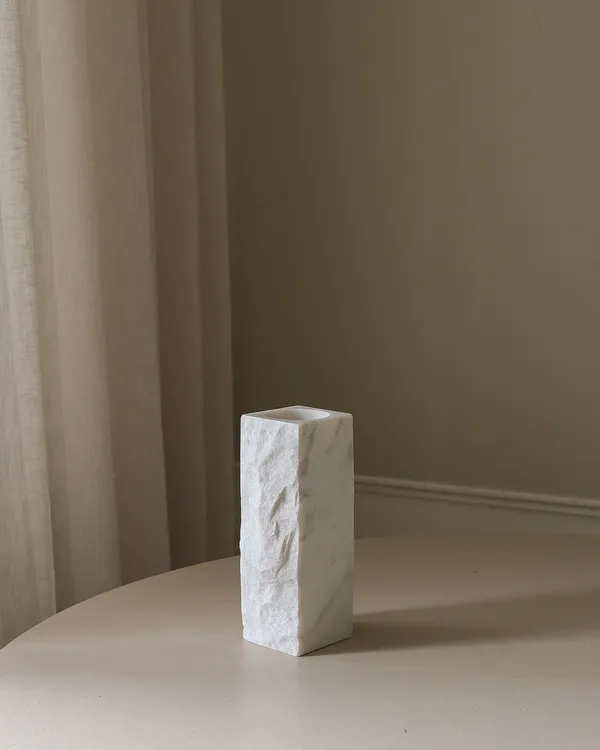 Edge Vaasi Small White Carrara