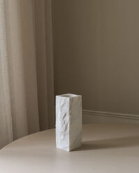 Edge Vaasi Small White Carrara