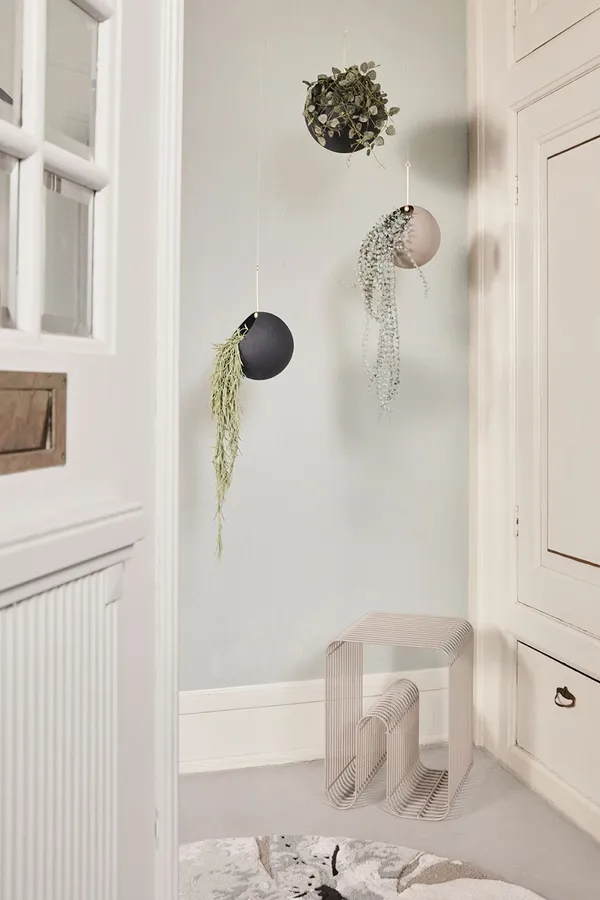 Curva Jakkara Mihin tahansa kotiin tyylistä tai mausta riippumatta täydellinen elegantti monikäyttöinen muotoilu teräksestä Yksinkertainen erikoinen ilmaisu Luonnonmukaiset muodot jäykillä linjoilla Ruskeanharmaa