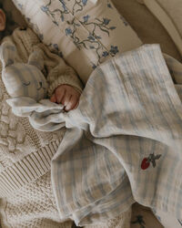Gingham Sky Blue Muslin Koseteppe Bjørn