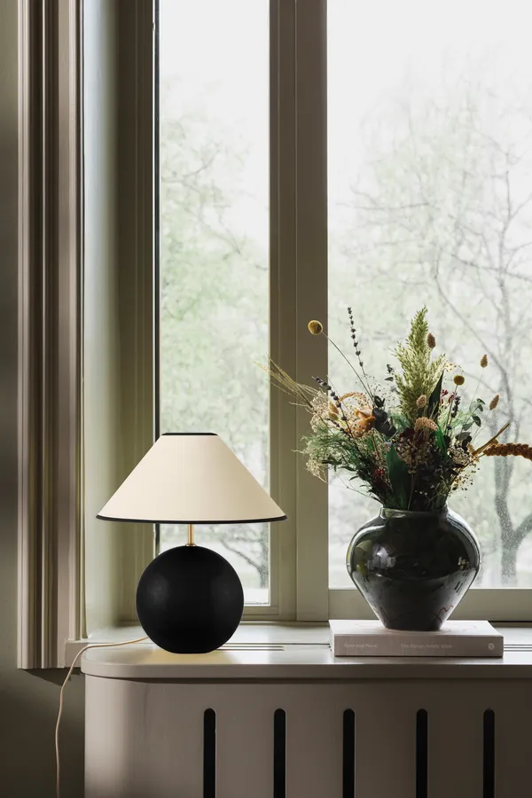 Iris 35 Bordlampe Sort