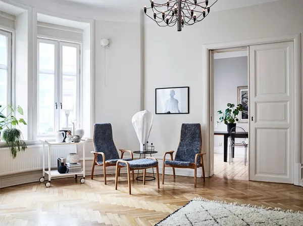 Lamino Lænestol med Fodskammel Fåreskind Scandinavian Grey / Olieret Egetræ
