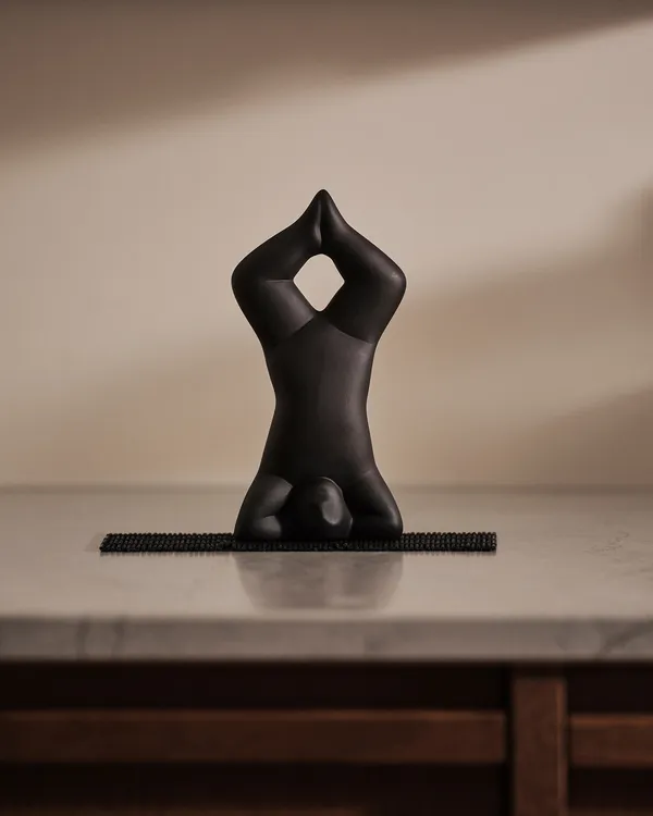 Yoga Veistos no 3 Musta